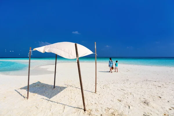 Moeder en dochter op strand — Stockfoto