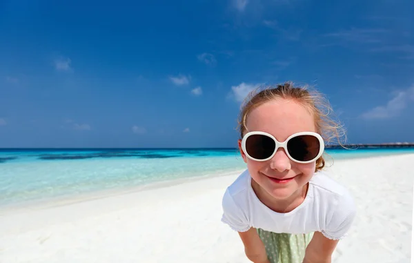 Bedårande liten flicka på stranden — Stockfoto