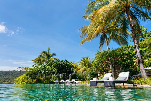 Luxusní resort bazén — Stock fotografie