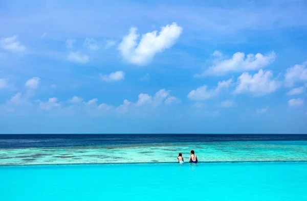 Moeder en dochter in het resort — Stockfoto