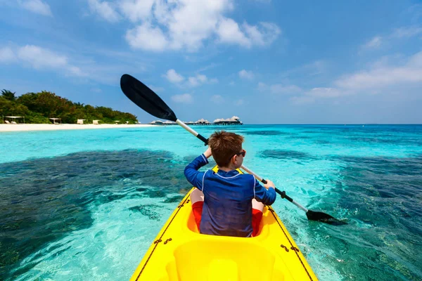 Adolescente niño kayak — Foto de Stock