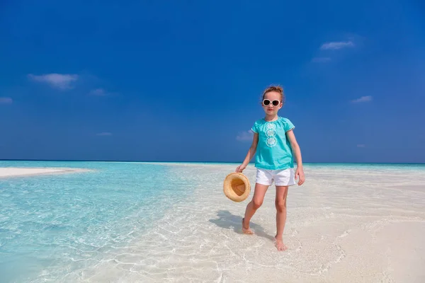 Adorabile bambina in spiaggia — Foto Stock