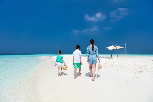 Anne ve çocuklar tropikal plaj — Stok fotoğraf