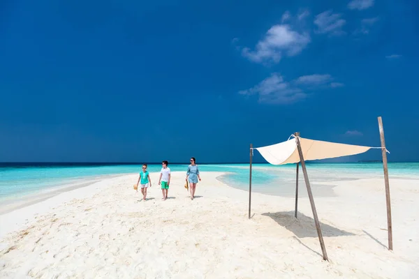 Mãe e crianças na praia tropical — Fotografia de Stock