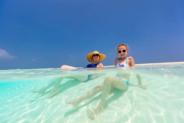 Matka i córka na plaży — Zdjęcie stockowe