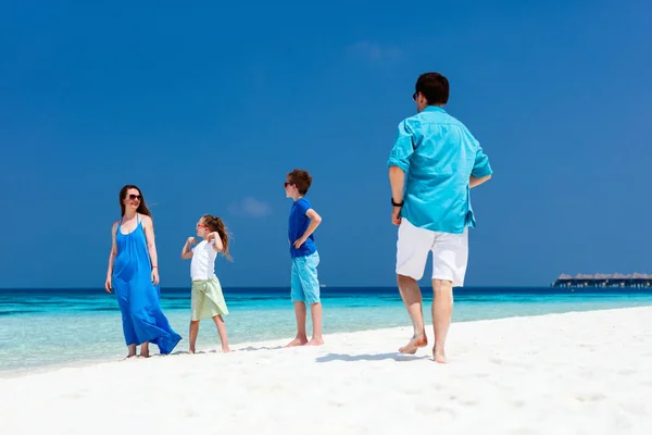 Familia en unas vacaciones de playa tropical — Foto de Stock