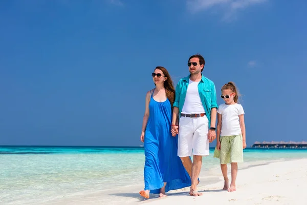 Família em umas férias de praia tropicais — Fotografia de Stock