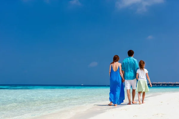 Família em umas férias de praia tropicais — Fotografia de Stock