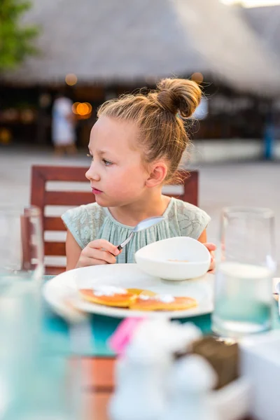 Dziewczynka jedzenie śniadanie — Zdjęcie stockowe