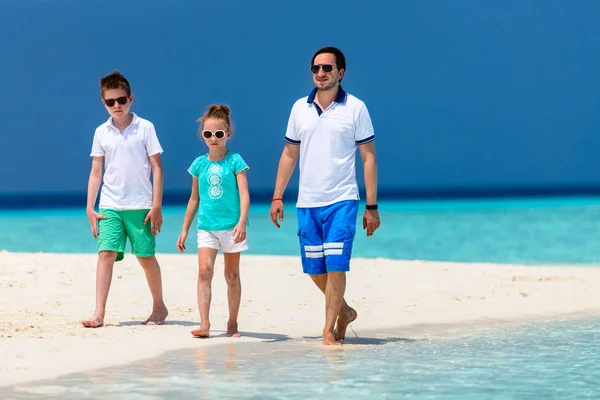 Père avec des enfants à la plage — Photo