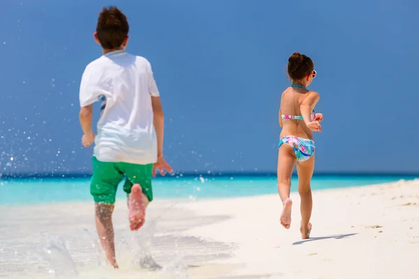 Barnen har roligt på stranden — Stockfoto