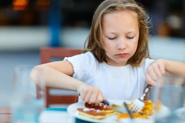 Niña desayunando — Foto de Stock