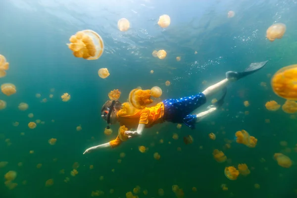 Esnórquel infantil en el lago Jellyfish — Foto de Stock