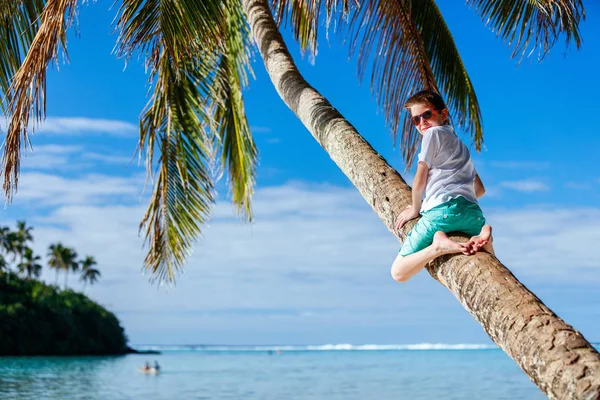 Rapaz bonito em férias na praia — Fotografia de Stock