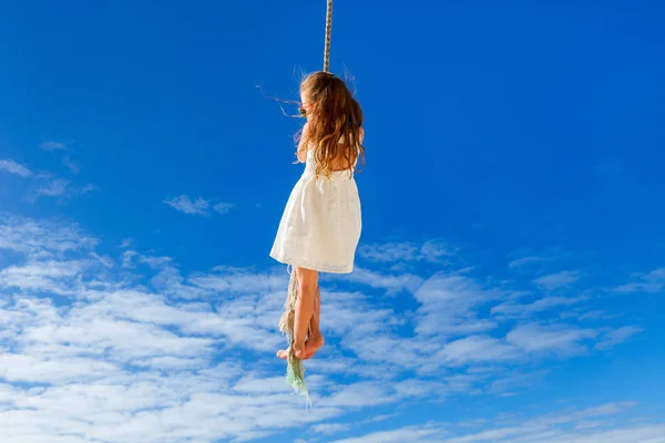 Meisje swingend — Stockfoto