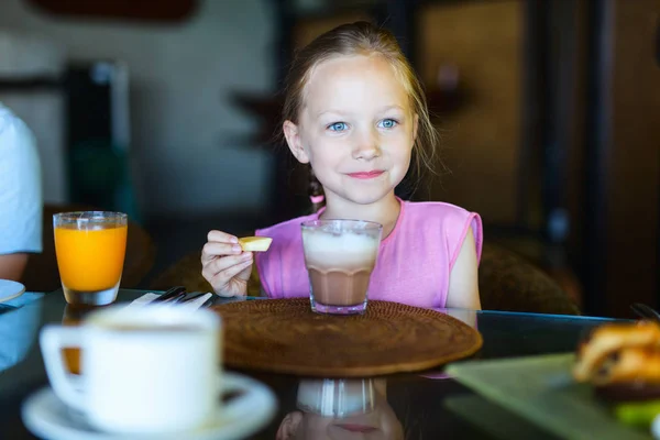 Menina bebendo chocolate quente — Fotografia de Stock