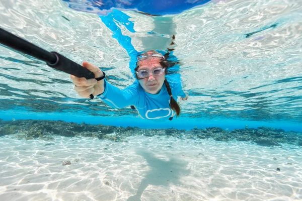 Frau schwimmt unter Wasser — Stockfoto