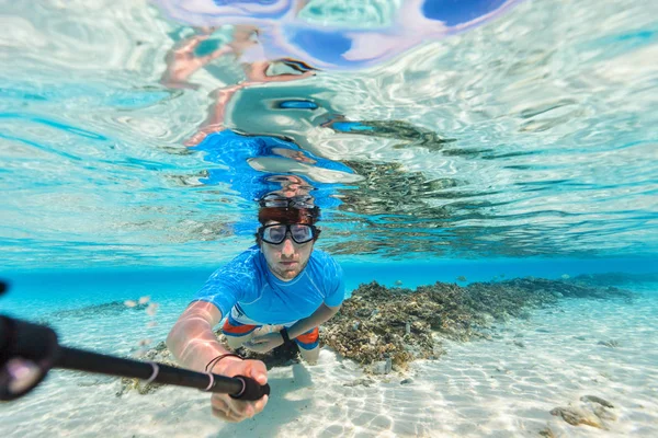 Muž potápění v oceánu — Stock fotografie