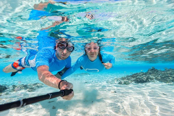 Pareja haciendo snorkel en el océano — Foto de Stock