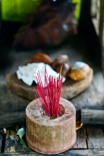 Palitos de incenso em templo — Fotografia de Stock