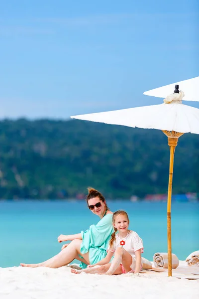 Madre e hija en la playa —  Fotos de Stock