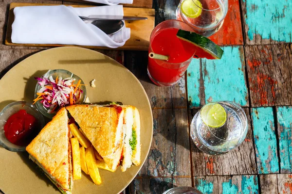 Vis-broodje en salade — Stockfoto