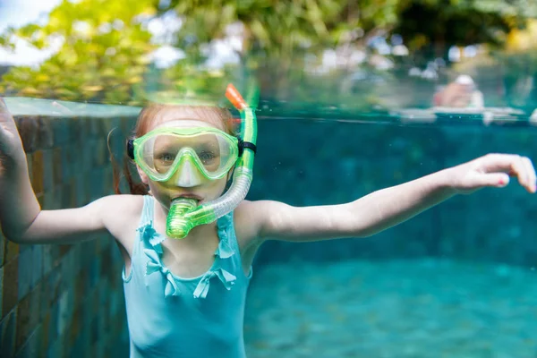 Kleines Mädchen im Schwimmbad — Stockfoto