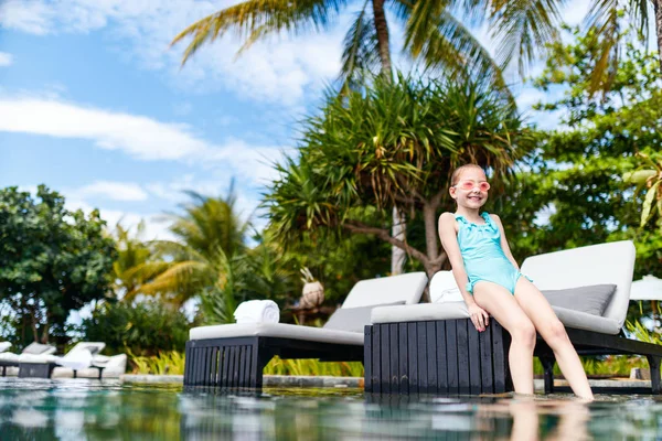 Menina na piscina — Fotografia de Stock