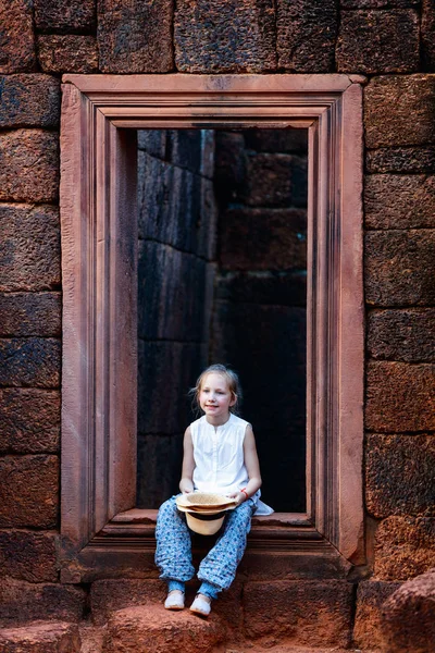 Dívka v chrámu Banteay Srei — Stock fotografie