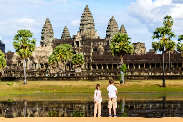 Barnen på templet Angkor Wat — Stockfoto