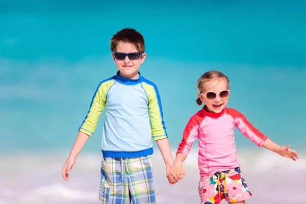 Kis gyerekek a tengerparton — Stock Fotó