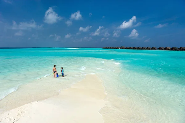 Mor och son på tropical beach — Stockfoto