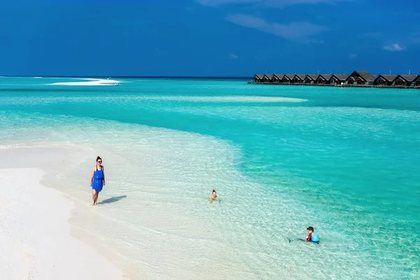 Matka i dzieci na tropikalnej plaży — Zdjęcie stockowe