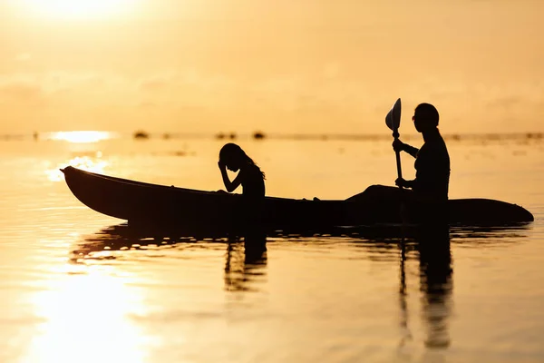 皮划艇在日落时分的家庭 — 图库照片