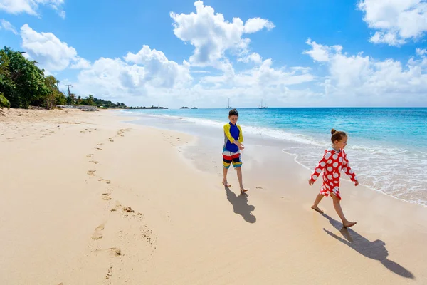 I bambini si divertono in spiaggia — Foto Stock