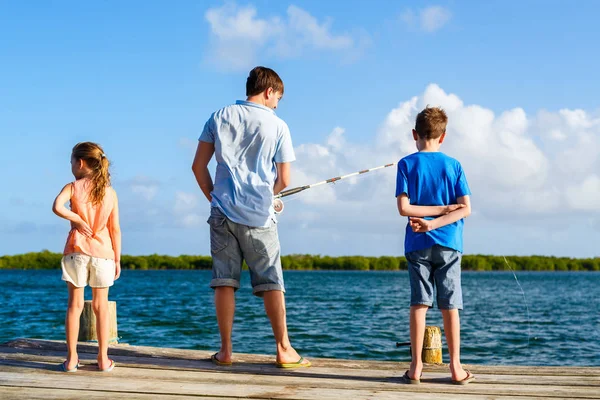 Familie vissen uit houten steiger — Stockfoto