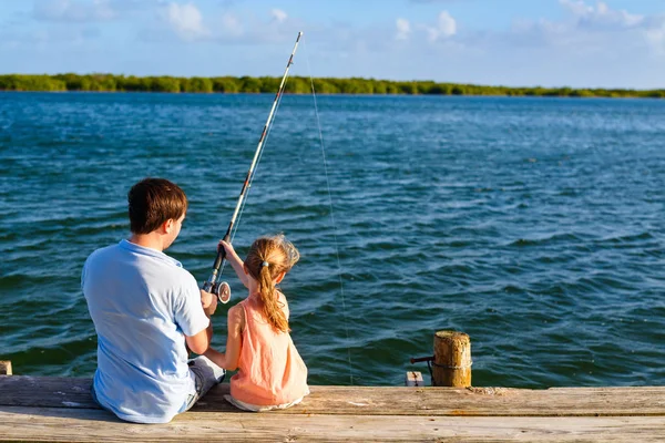 木製の桟橋から家族釣り — ストック写真