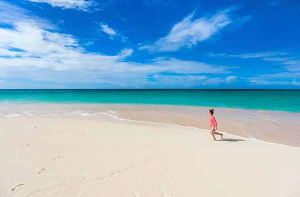 Petite fille à la plage — Photo