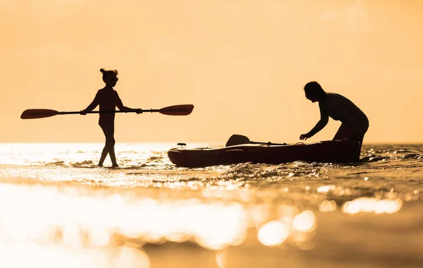 Kayak in famiglia al tramonto — Foto Stock