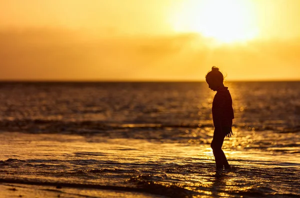 Kleines Mädchen an einem Strand — Stockfoto