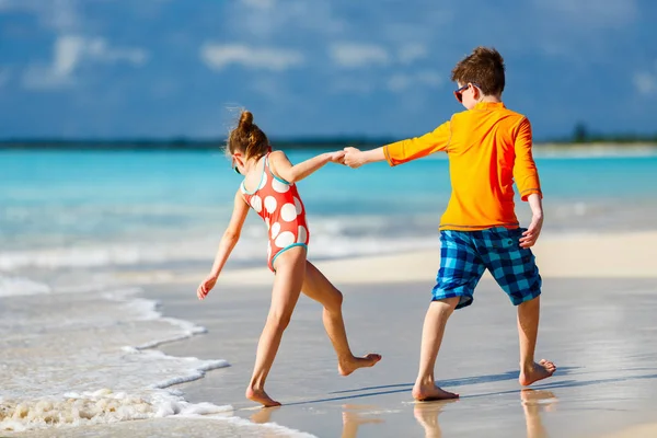 Niños divirtiéndose en la playa —  Fotos de Stock