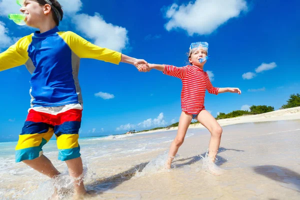 Niños divirtiéndose en la playa — Foto de Stock