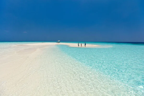 Mãe e crianças na praia tropical — Fotografia de Stock