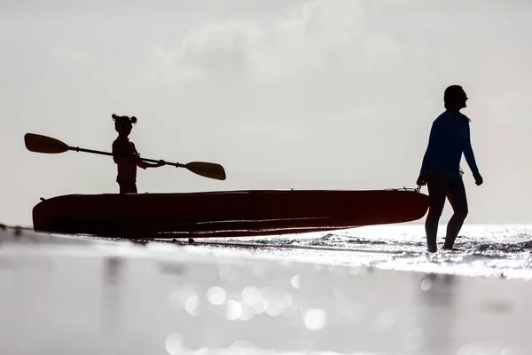 Familjen kajakpaddling vid solnedgången — Stockfoto