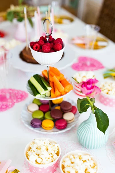 Десертный стол на вечеринке — стоковое фото