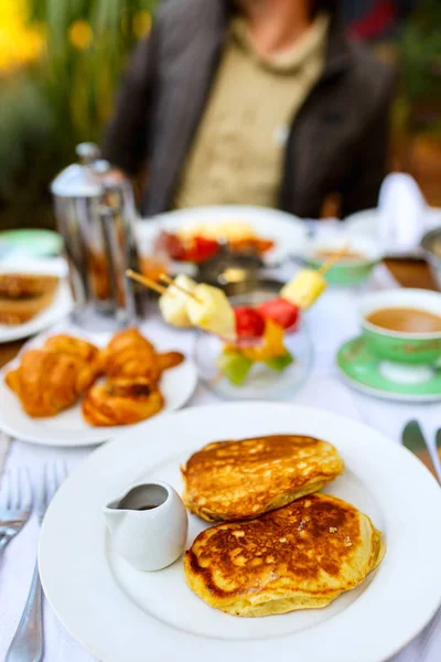 Leckeres Schnitzel mit Pfannkuchen — Stockfoto