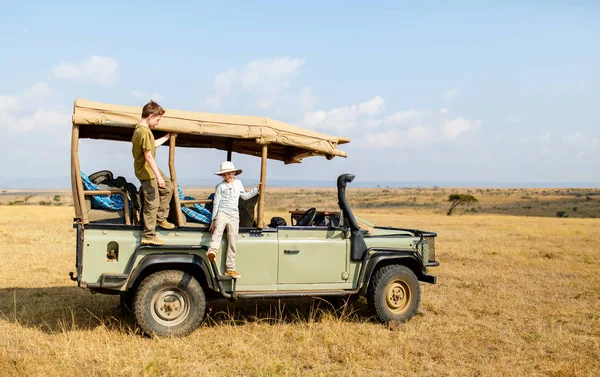 Kids on game drive — Stock Photo, Image