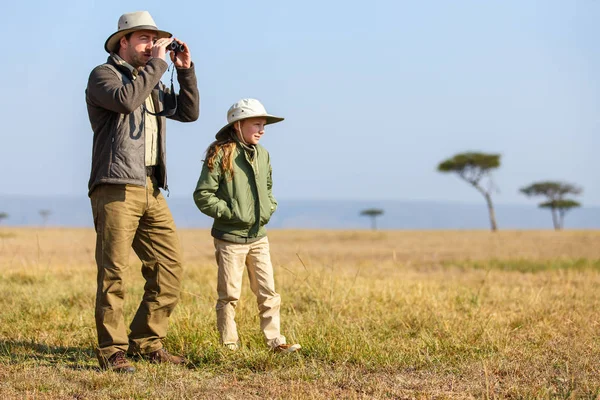 Pai e filho em safári africano — Fotografia de Stock