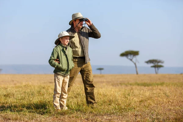 Vader en kind op Afrikaanse safari — Stockfoto