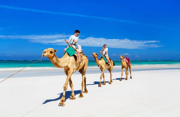 Madre e bambini alla spiaggia tropicale — Foto Stock